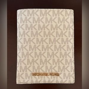 Michael Kors🤍Bedford Travel Medium Logo Passport Wallet